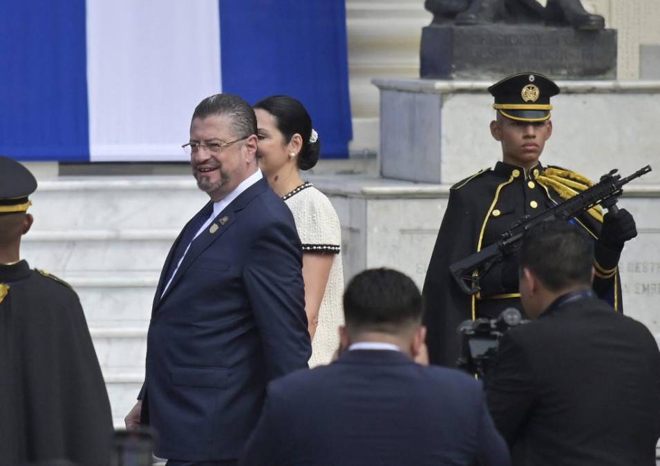 <i>El presidente de Costa Rica, Rodrigo Chaves, y su esposa, Signe Zeikate, llegan a la ceremonia de toma de posesión del presidente de El Salvador, Nayib Bukele, en la plaza Gerardo Barrios, frente al Palacio Nacional, en el centro de San Salvador, el 1 de junio de 2024. (Foto de Óscar Rivera/AFP)</i>