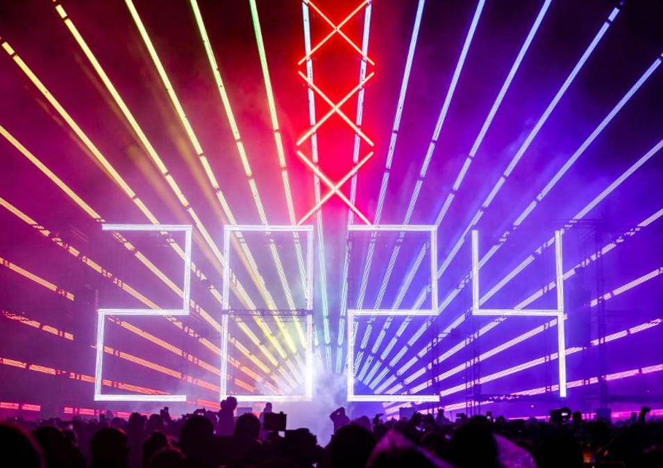 <i>Un espectáculo de luces electrónicas con el letrero "2024" se muestra en la Museumplein a principios del 1 de enero de 2024, ya que los fuegos artificiales están prohibidos en Ámsterdam durante las celebraciones de Año Nuevo. FOTO Sem van der Wal / ANP / AFP </i>