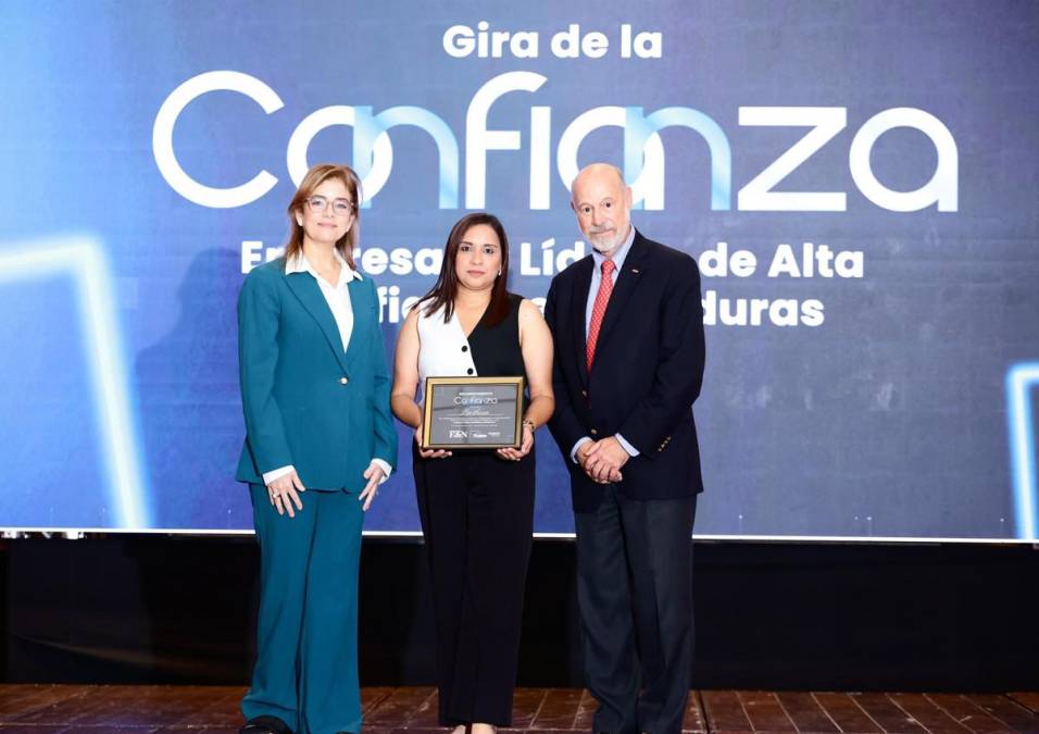 <i>Linda Ríos, Coordinadora de Bienestar de LACTHOSA, recibe distinción Doble C </i>