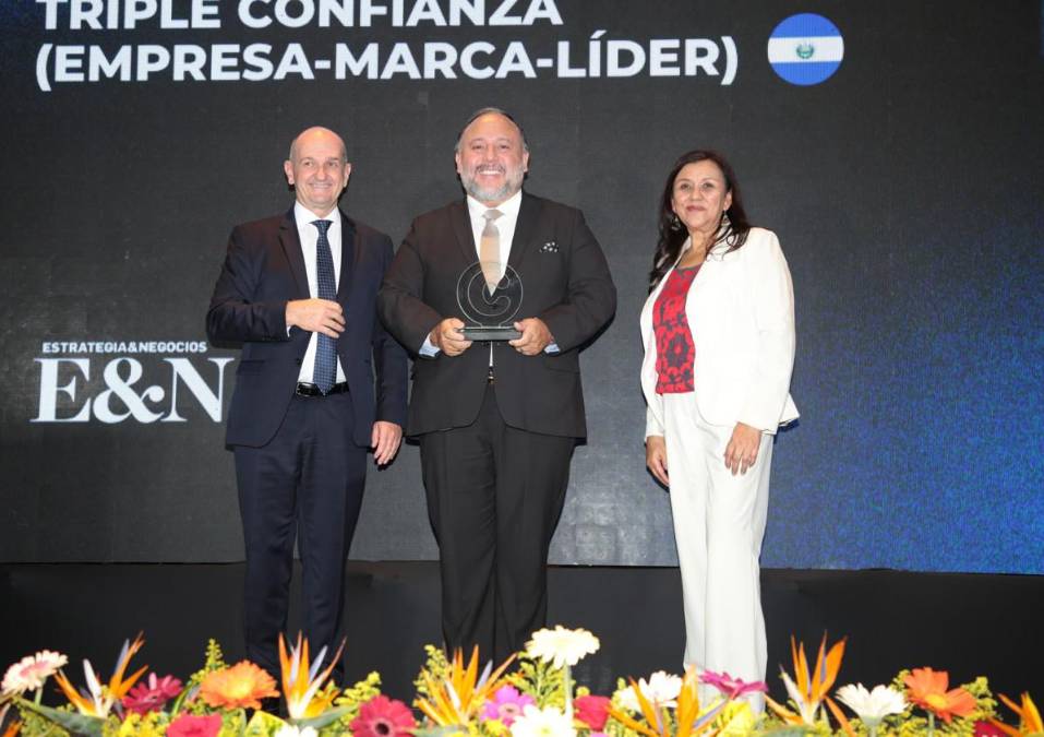 ADOC, Triple Confianza El Salvador. Recibe reconocimiento Javier Castillo, CEO