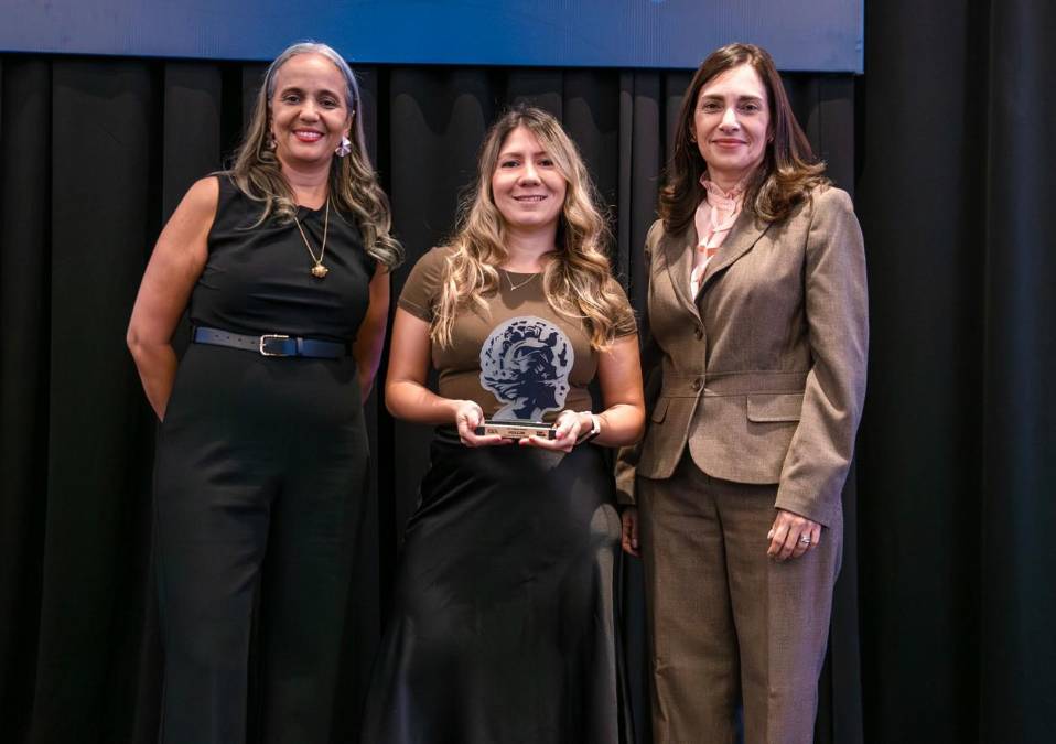 Holcim se lleva el premio TOM, en la categoría Cemento para Costa Rica. Retira el premio Priscilla Lorenzo-Coordinadora de Comunicaciones Corporativas