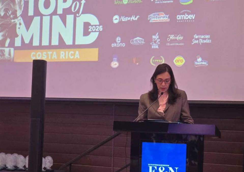 Lizza Bobadilla de Handal, gerente de audiencias segmentadas de Grupo Opsa y líder de E&amp;N, da la bienvenida al evento. 