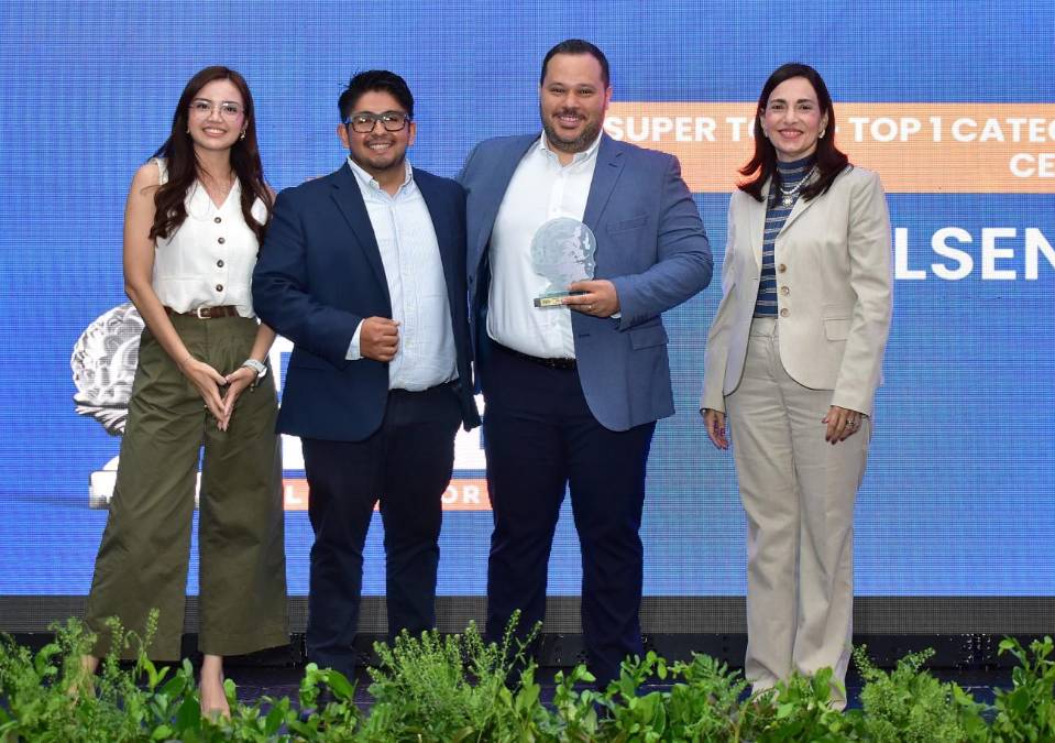 <i>Pílsener, Super TOM y marca # 1 en Categoría: Cerveza. Reciben Fernando Viaud - Gerente de Marca Pilsener y Javier Benavides, Gerente de Reputación de La Constancia </i>