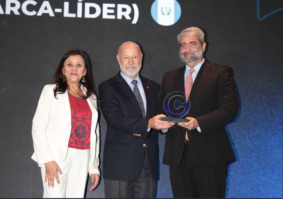 Banco Industrial, Triple Confianza en Guatemala. Recibe reconocimiento Roberto Ardón, Gerente de Asuntos Corporativos BI.