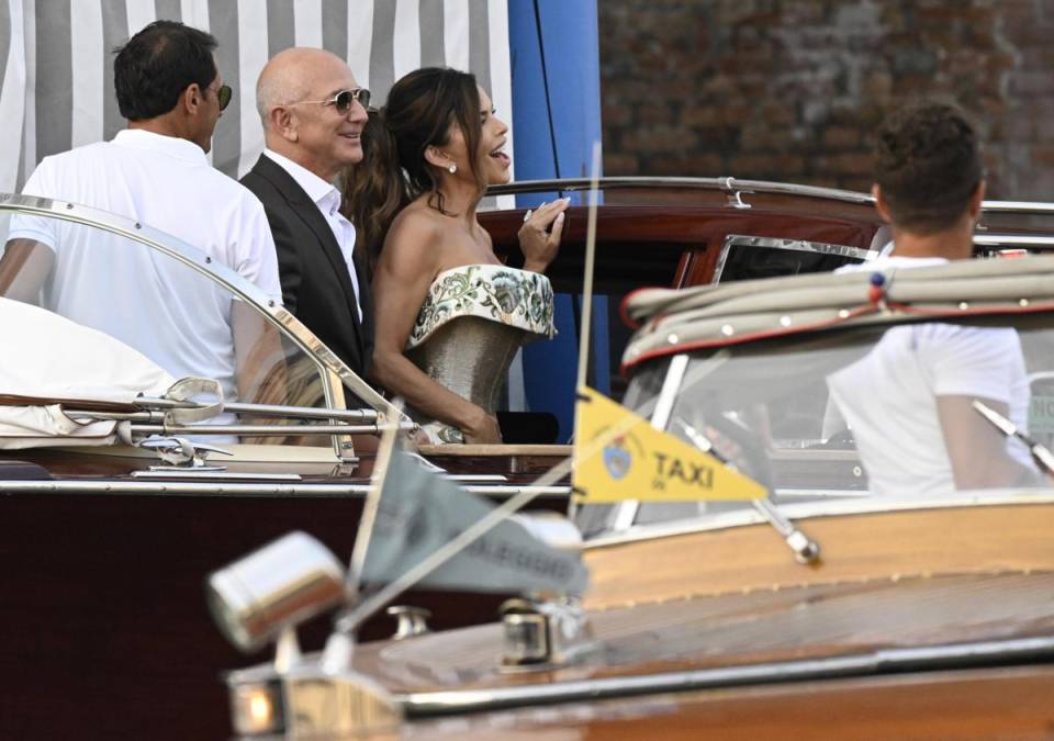 <i>Unos 200 invitados VIP han llegado en las últimas horas a la ciudad de los canales a bordo de yates de lujo y aviones privados. Entre ellos figuran también el magnate Bill Gates, el exjugador de fútbol americano Tom Brady y la primogénita del presidente de Estados Unidos, Ivanka Trump. EFE/EPA/DANIEL DAL ZENNARO</i>