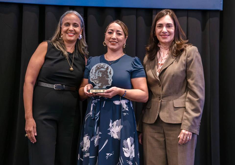 Kölbi / ICE, #1, Categoría Telefonía Móvil. Retira premio Isabel Zuñiga, Directora de Comunicación y Relaciones Corporativas en Grupo ICE (kölbi / ICE)