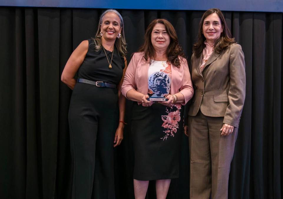 Ron Centenario, #1 Categoría rones en Costa Rica. Retira el premio Susana Masis / /Gerente de Operaciones y Calidad