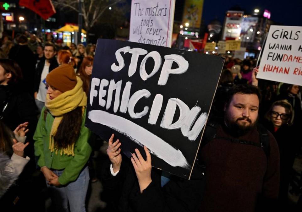 <i>Una mujer sostiene un cartel que dice "Alto al feminicidio" durante una marcha que conmemora el Día Internacional de los Derechos de la Mujer, en Belgrado el 8 de marzo de 2024. FOTO Andréj ISAKOVIC / AFP</i>