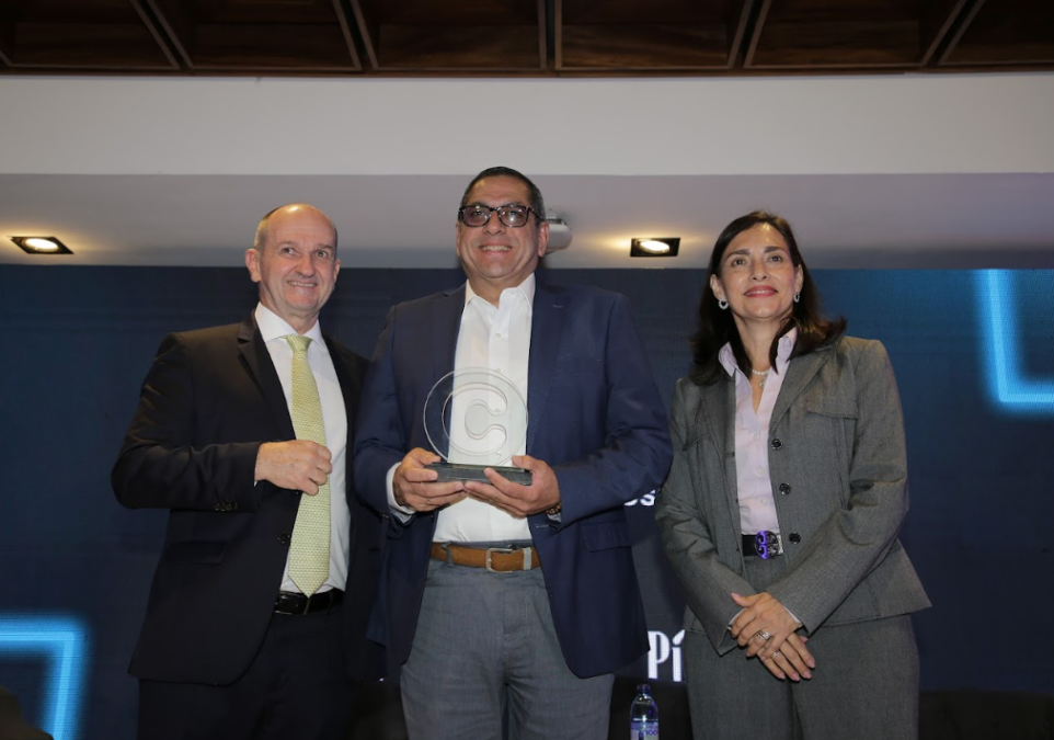 <i>SIMAN: Ricardo Siman – ALSICORP (Almacenes Siman): Líder Empresarial de Alta Confianza en El Salvador (Público Informado, Público General) | SIMAN: Empresa de Alta Confianza en El Salvador (Público Informado, Público General) | SIMAN: Marca de Alta Confianza en El Salvador (Público Informado, Público General) </i>