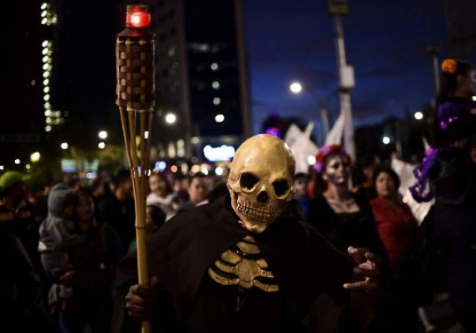 México: Calaveras desfilan previo al Día de Muertos