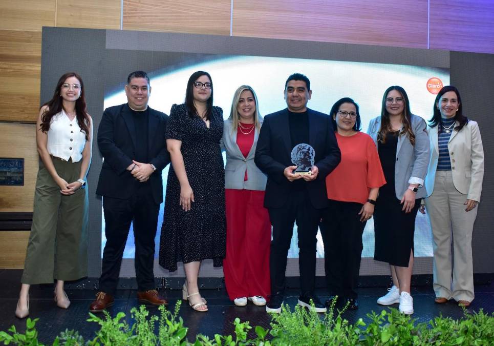 Claro, marca # 1 en Categoría: Telefonía móvil. <i>Recibe el reconocimiento. Reciben el premio Álvaro Chutín, Gerente de Mercadeo y su equipo de mercadeo. </i>