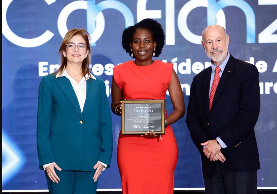 <i>Cherly Loredo, Jefe de Vinculación UNITEC San Pedro Sula, recibe reconocimiento Doble C</i>