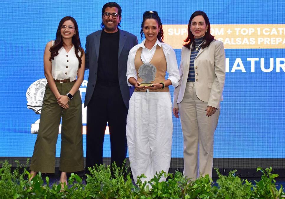 <i>Natura's, Super TOM y marca # 1 en Categoría: Salsas preparadas. Recibe el premio Alejandra Altamirano, Directora de Marketing del Segmento Alimentos de Unilever para Centroamérica y Caribe en Unilever. </i>