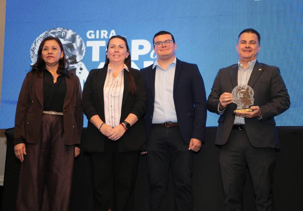 Del Frutal, marca # 1 en la categoría: Jugos. Recibe reconocimiento: JACKELINE CASTILLO, Gerente de REGIONAL de NECTARES 