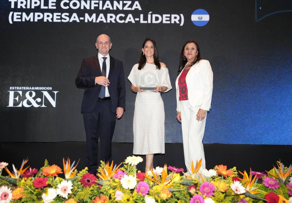 DELSUR, Triple Confianza El Salvador. Recibe reconocimiento María Teresa Menéndez, Gerente Sostenibilidad, Comunicaciones y Relacionamiento