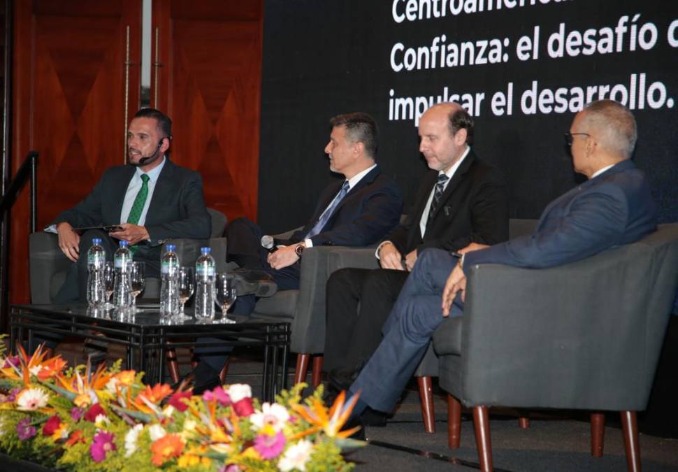 Durante la Segunda Cumbre Empresarial Confianza 2026, en Ciudad de Guatemala, se desarrolló un panel que reunió a José Raúl González, presidente ejecutivo de Progreso (Guatemala); Luis Alberto Alfonso Monterroso, CEO de Dos Pinos (Costa Rica); y Rodrigo Tona, director ejecutivo de Grupo Ternova (El Salvador). El diálogo fue moderado por Juan Pablo Morataya, director ejecutivo de CentraRSE.