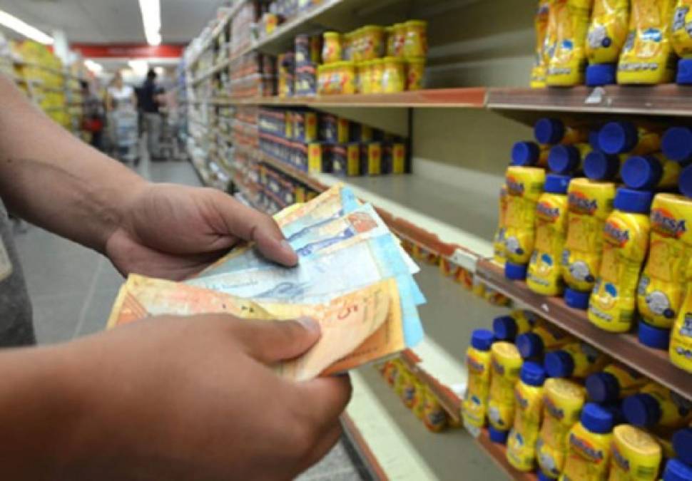 Escasez de billetes pone a Venezuela al borde de un corralito financiero