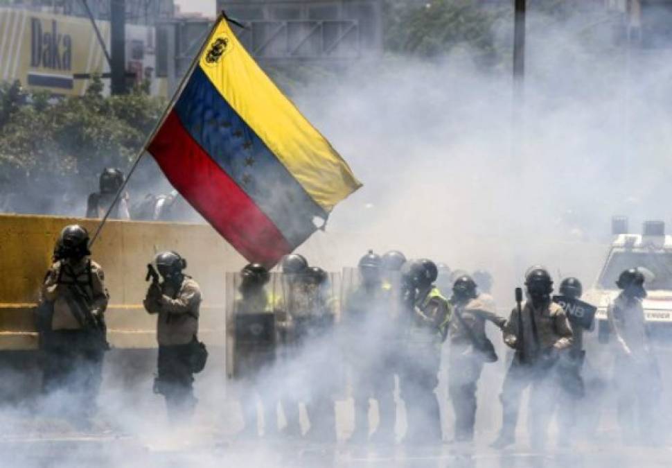 Venezuela anuncia retiro de la OEA en medio de protestas