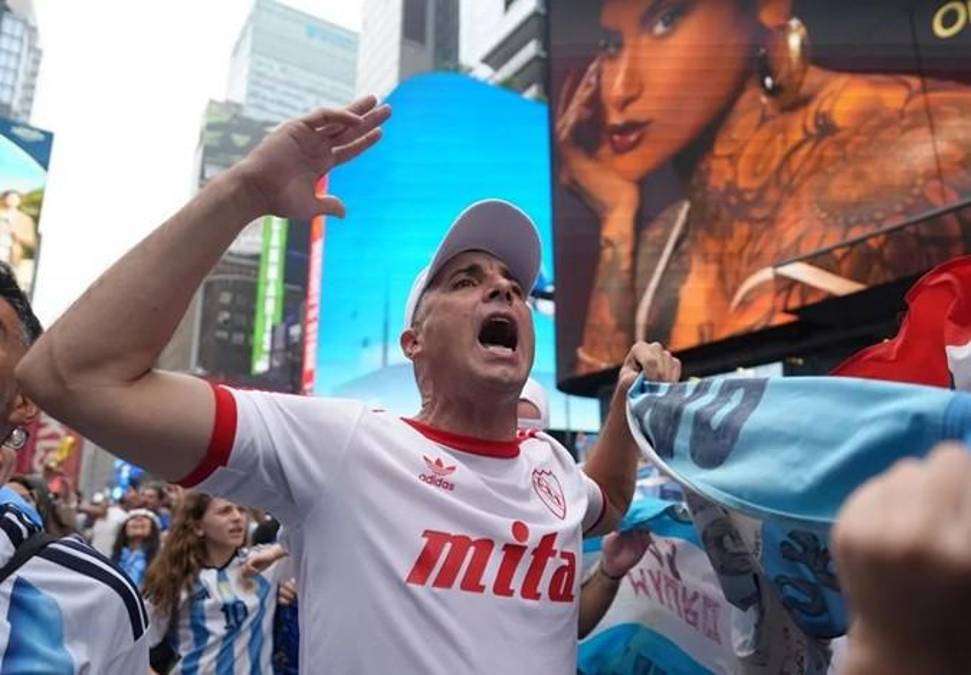 Un aficionado de Argentina participa en un banderazo este sábado previo a la final de Mundial de la FIFA 2026 en Nueva York (Estados Unidos). EFE/ Octavio Guzmán