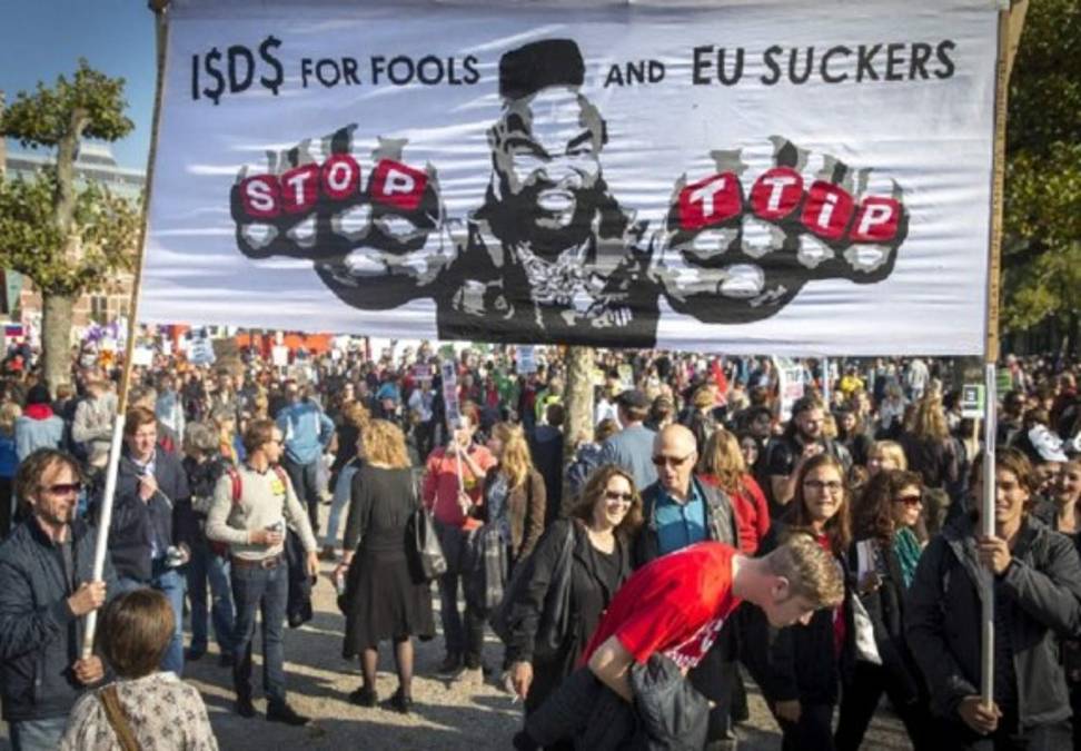 El colectivo 'Stop TTIP', fuertemente refractario al tratado, aseguró en los últimos días que reunió más de tres millones de firmas en contra del acuerdo.