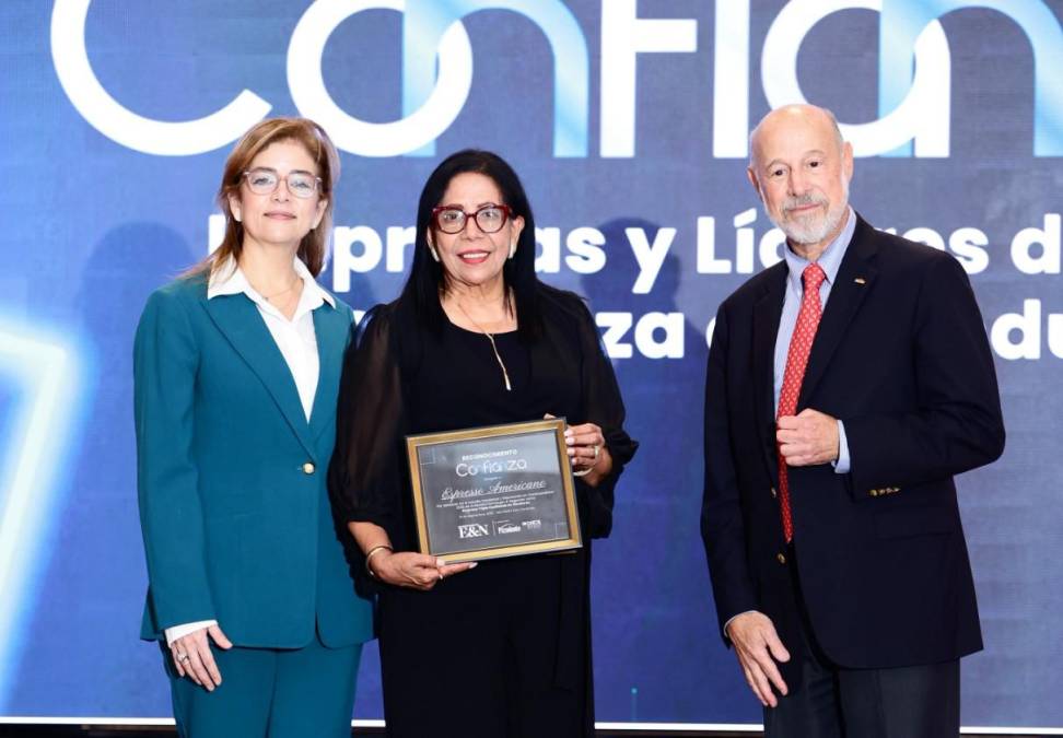 <i>El reconocimiento Triple C para Espresso Americano lo recibe Aracely Castro , Gerente regional de operaciones </i>