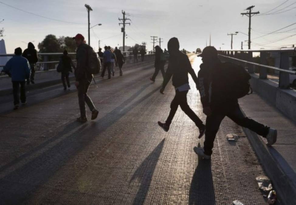 Hondureños dividen caravana en Tijuana y piden asilo a EEUU