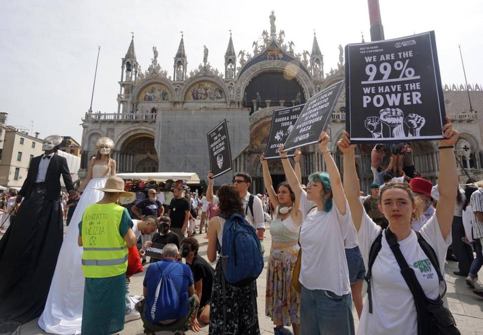 <i>Los motivos por los que el lugar del enlace se mantuvo en secreto durante semanas fueron las protestas y las polémicas que suscitó el matrimonio del magnate estadounidense. (Protestas, Italia, Venecia) EFE/EPA/ANDREA MEROLA</i>