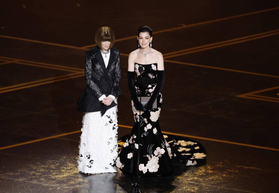 <i> Anna Wintour (izq.) y Anne Hathaway en el escenario para entregar los premios a Mejor Maquillaje y Peluquería y Mejor Diseño de Vestuario durante la 98.ª ceremonia anual de los Premios Óscar en el Dolby Theatre de Los Ángeles, California, EE. UU., el 15 de marzo de 2026. EFE/EPA/CHRIS TORRES</i>