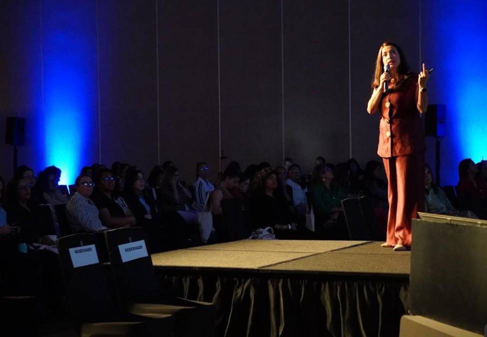  Jazmín Alvarado, líder del Centro de Servicios Globales de Norte América Bimbo Latin Centro,reconoció que sus logros a nivel empresarial han estado marcados por tomar el riesgo sin estar 100% lista, pero también hizo hincapié en que mucho de lo conseguido es gracias al trabajo en equipo, pero sobre a tener muy claro el propósito que se busca, porque este se convierte en la brújula.