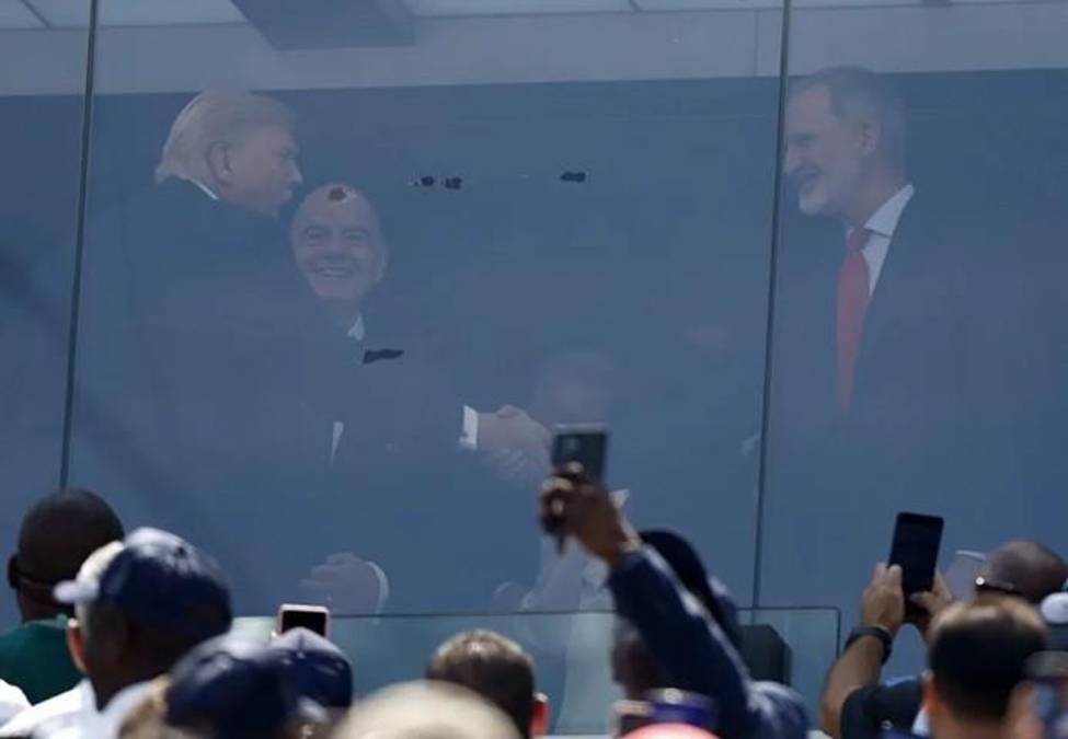El presidente de Estados Unidos, Donald Trump (i), estrecha la mano del rey Felipe VI de España (c) ante la mirada del presidente de la FIFA, Gianni Infantino, en Nueva Jersey (Estados Unidos). EFE/EPA/Will Oliver