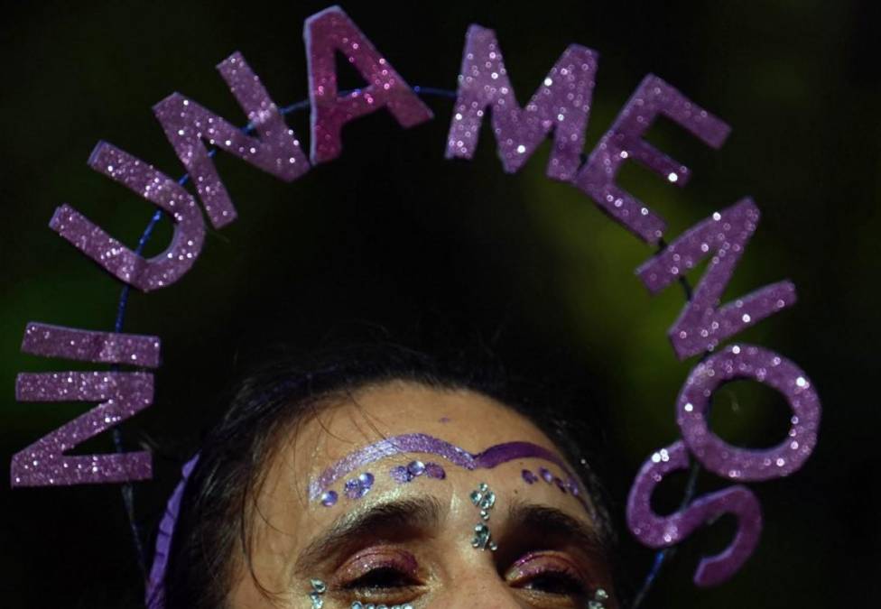 <i>Una mujer lleva un adorno en la cabeza con la leyenda "Ni una menos" durante una marcha para conmemorar el Día Internacional de la Mujer en Buenos Aires, el 8 de marzo de 2024. FOTO Luis ROBAYO/AFP</i>