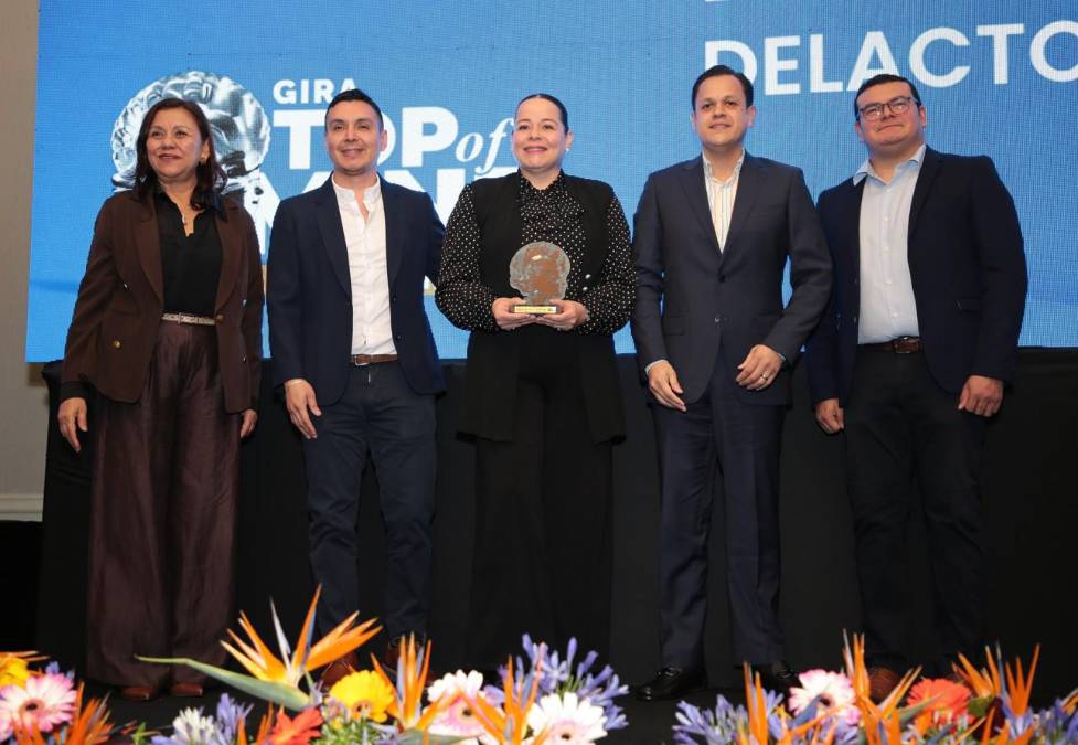 Dos Pinos / Delactomy, marca # 1 en la categoría: Leche. Recibe reconocimiento María Antonieta Barrientos, Gerente de Trade Marketing y Mercadeo y Carlos Javier Mejía, Gerente de País