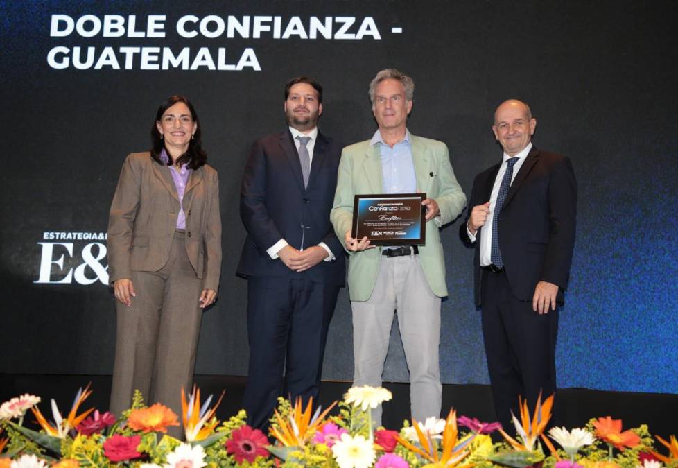 Ecofiltro, Doble Confianza Guatemala. Recibe reconocimiento Phillip Wilson, Presidente