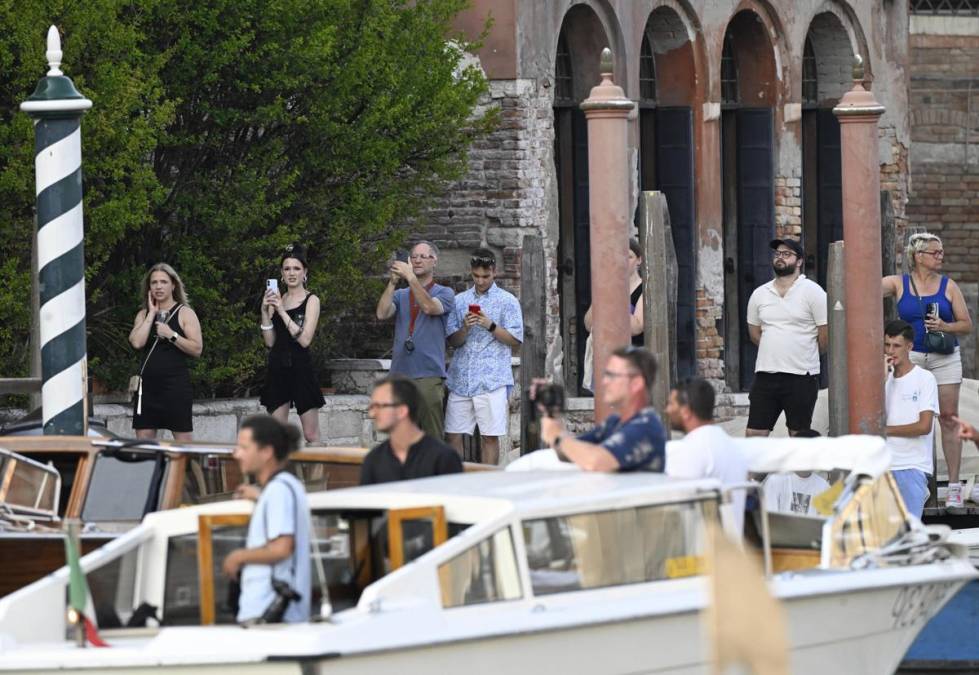 <i>Personas toman fotos del Hotel Aman en Venecia, donde se alojan el fundador de Amazon, Jeff Bezos, y su prometida, Lauren Sanchez, el 26 de junio de 2025, el día en que comenzarán las celebraciones de su boda. Según informes, el multimillonario tecnológico y presentador de televisión estadounidense ha invitado a unos 200 invitados a su boda en la ciudad italiana. (Italia, Venecia) EFE/EPA/DANIEL DAL ZENNARO</i>