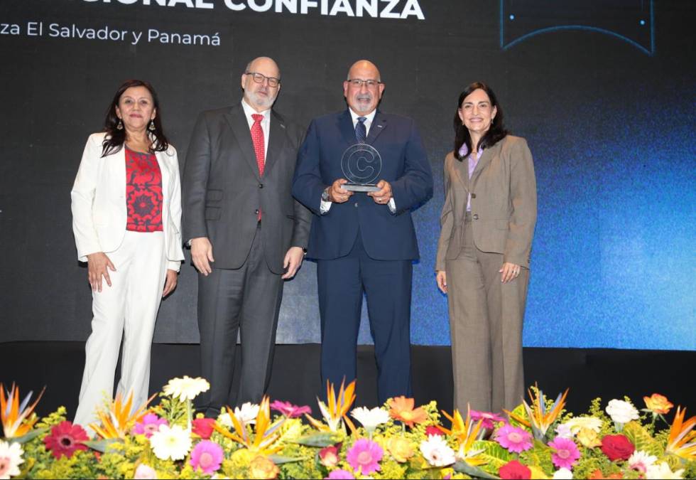 AES recibe el premio de Huella Regional, referente en 2 países: Doble Confianza en El Salvador y Panamá. Recibe reconocimiento Abraham Bichara, CEO AES El Salvador