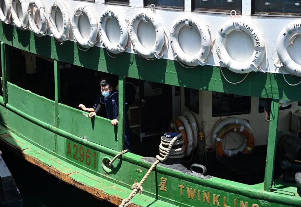 Un Star Ferry atraca en Tsim Sha Tsui en el puerto Victoria de Hong Kong el 4 de mayo de 2022 .(Foto de Peter PARKS / AFP)