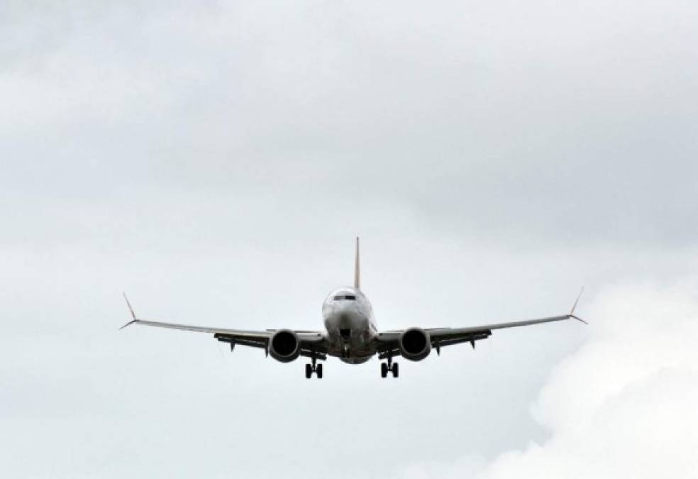 Un Boeing 737 MAX de la aerolínea brasileña Gol aterriza en el aeropuerto Salgado Filho en Porto Alegre, Brasil, el 9 de diciembre de 2020. - Más de 20 meses después de que quedó en tierra luego de dos accidentes mortales, el 737 MAX de Boeing regresó a los cielos el miércoles con un incidente. Vuelo comercial gratuito en Brasil, dijeron los periodistas de AFP a bordo. El vuelo 4104 de la aerolínea de bajo costo Gol desde Sao Paulo llegó a salvo a la ciudad sureña de Porto Alegre unos 70 minutos después del despegue utilizando el avión renovado, en una novedad que Boeing espera que dé vuelta la página a una crisis muy dañina a raíz de el gemelo se estrella. (Foto de SILVIO AVILA / AFP)