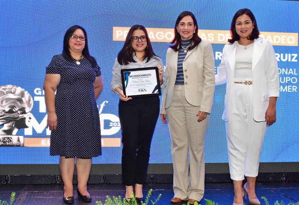 María Elena Ruiz, Gerente de Mercadeo Regional de Latinoamérica en Grupo Unicomer. Recibe premio, en representación, Alejandra Descamps, jefa de marca La Curacao. 