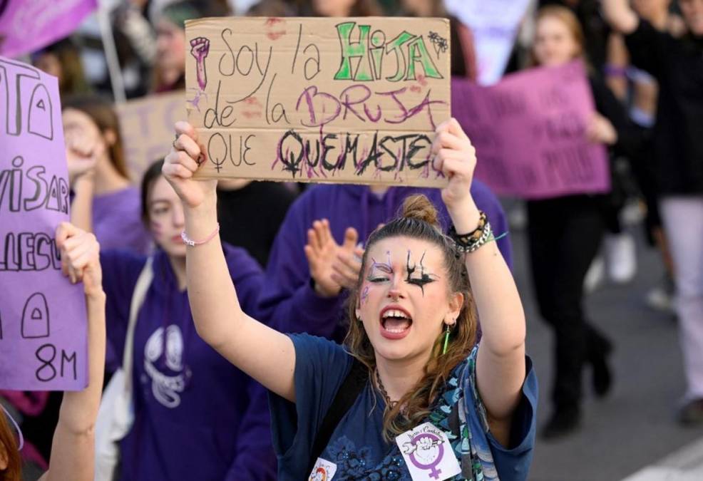 <i>Una mujer sostiene una pancarta que dice "Si soy la hija de la bruja que quemaste" mientras los estudiantes participan en una manifestación para conmemorar el Día Internacional de los Derechos de la Mujer en Barcelona el 8 de marzo de 2024. FOTO Josep LAGO/AFP</i>