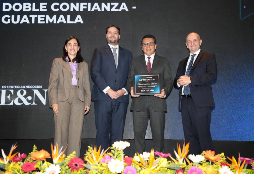 Panadería San Martín, Doble Confianza Guatemala. Recibe reconocimiento Andrés Castillo, CEO