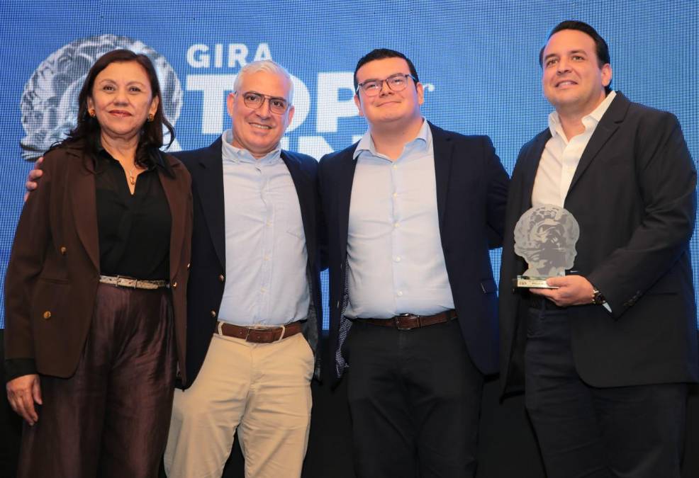 Pollo Rey, marca Super TOM y # 1 en la categoría: Pollo crudo Recibe el reconocimiento Juan José Gutierrez Herrarte, Marketing Director Soluciones Cárnicas CMI