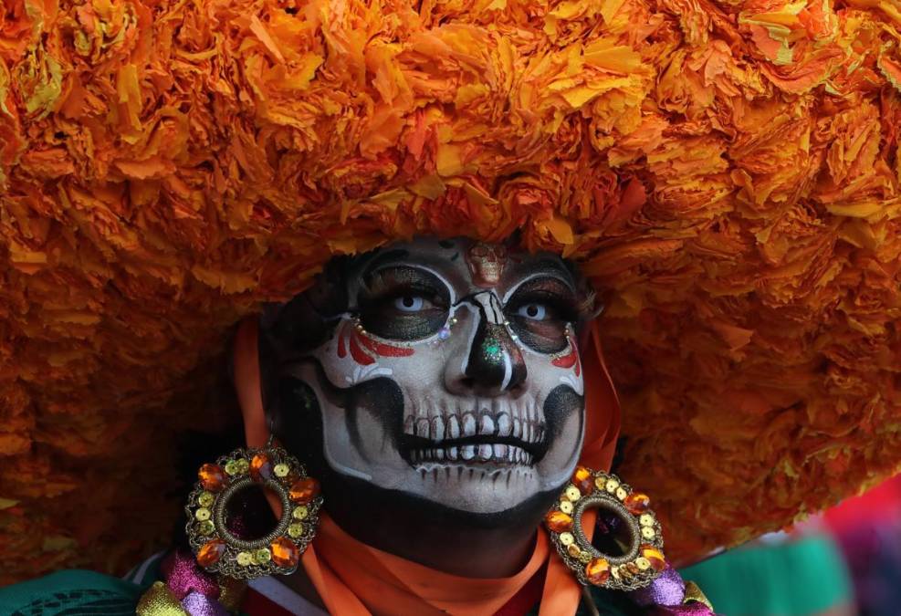 Una persona caracterizada como catrina participa en el desfile de 'Catrinas Mundialistas' este domingo, en Ciudad de México (México). La concentración reunió a personas de todas las edades que desfilaron desde el Ángel de la Independencia rumbo a Bellas Artes, en el centro de la capital, ataviadas con camisetas de la selección mexicana y maquillaje de catrinas. EFE/ Mario Guzmán