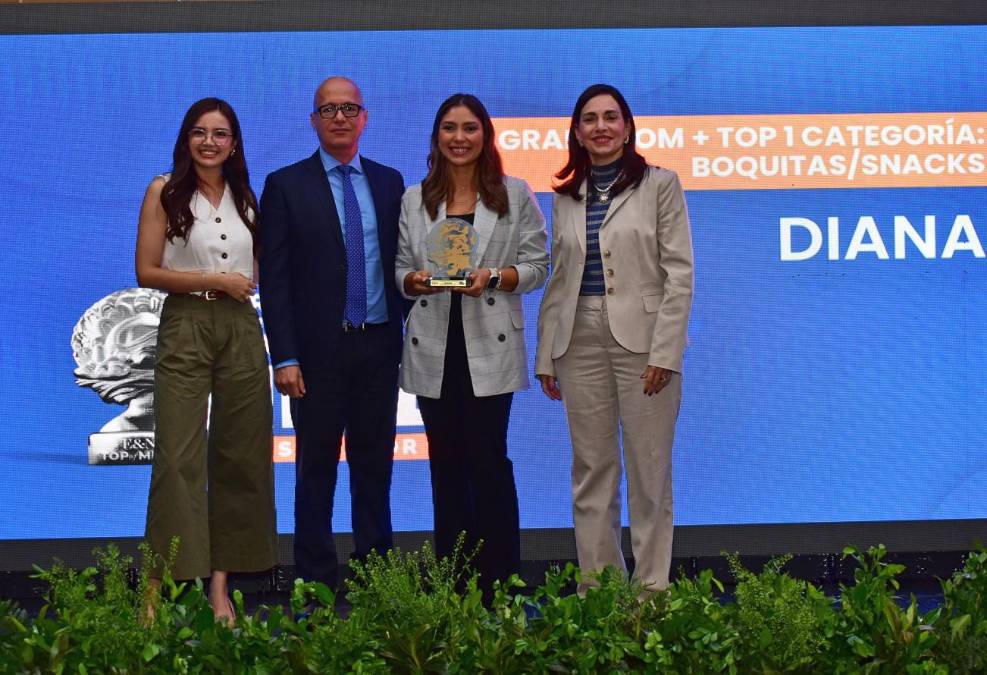 <i>DIANA, Grand TOM y marca # 1 en Categoría: Boquitas/Snacks. Reciben el premio Dalia Reyes, Gerente de Marca de DIANA y Ernesto Vásquez, Gerente de Asuntos Corporativos. </i>