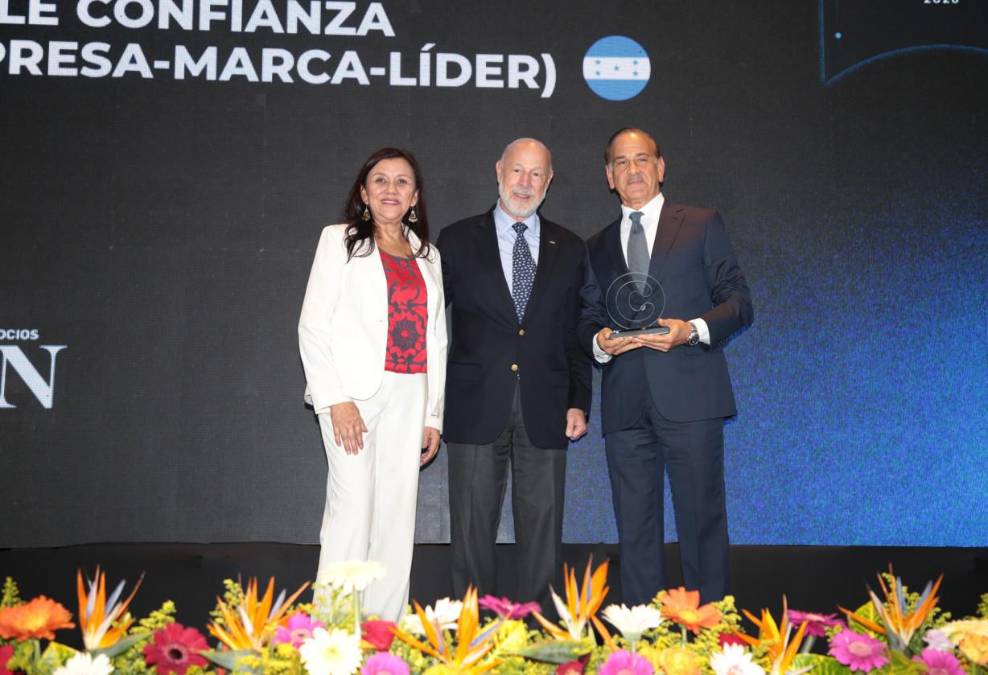 Espresso Americano, Triple Confianza Honduras. Recibe reconocimiento Eduardo Kafati, CEO de Espresso Americano 