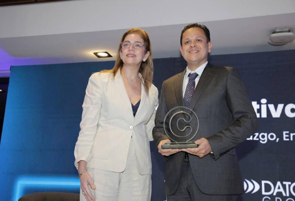 <i>DOS PINOS: Luis Esteban Brenes – Dos Pinos Cooperativa de Productores de Leche R.L.: Líder Empresarial de Alta Confianza en Costa Rica (Público Informado, Público General) | Luis Alberto Alfonso Monterroso – Dos Pinos Cooperativa de Productores de Leche R.L.: Líder Empresarial de Alta Confianza en Costa Rica (Público Informado, Público General) | Juan Felipe Macías – Dos Pinos Cooperativa de Productores de Leche R.L: Líder Empresarial de Alta Confianza en Costa Rica (Público General) | Dos Pinos Cooperativa de Productores de Leche R.L.: Empresa de Alta Confianza en Costa Rica (Público Informado, Público General), Empresa de Alta Confianza en Guatemala (Público General) | Dos Pinos: Marca de Alta Confianza en Costa Rica (Público Informado, Público General), Marca de Alta Confianza en Honduras (Público Informado) </i>