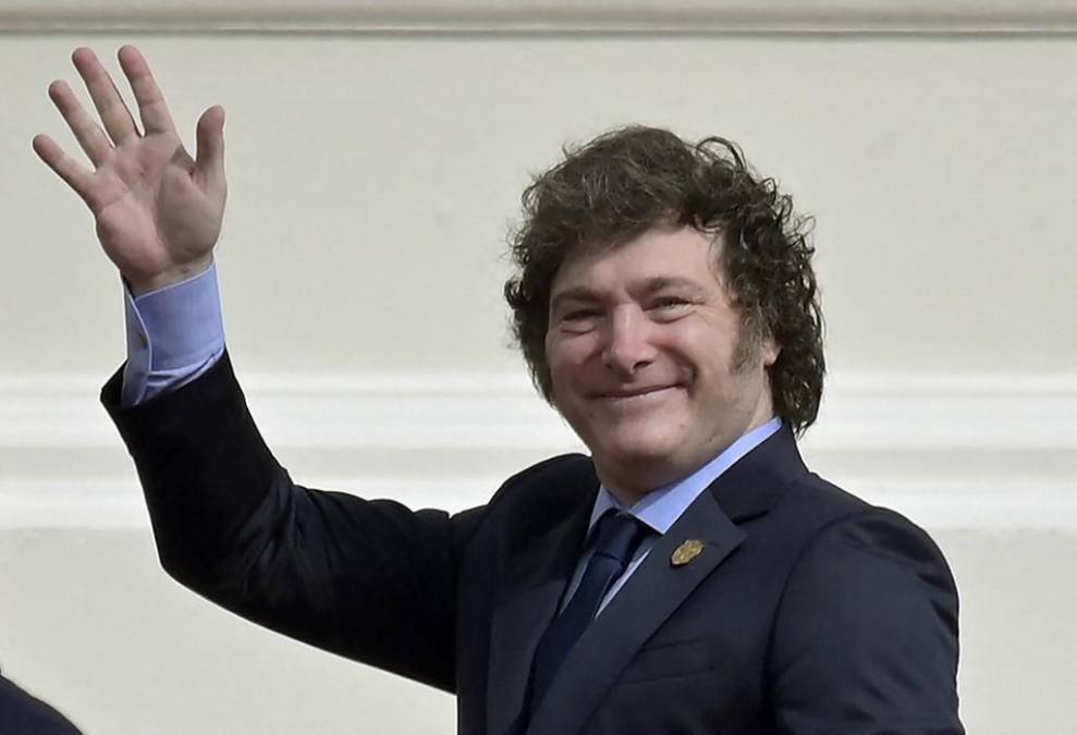 <i>El presidente de Argentina, Javier Milei, saluda a su llegada para asistir a la ceremonia de toma de posesión del presidente de El Salvador, Nayib Bukele, en la plaza Gerardo Barrios, frente al Palacio Nacional, en el centro de San Salvador, el 1 de junio de 2024. (Foto de Óscar Rivera/AFP)</i>