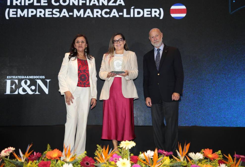 Grupo Purdy, Triple Confianza Costa Rica. Recibe reconocimiento Ana María Sequeira Sibaja, directora de asuntos corporativos