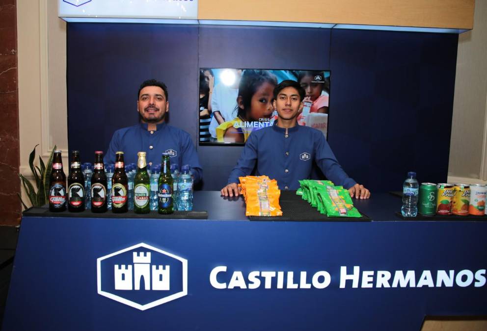 Castillo Hermanos presentó parte de su portafolio en la gira TOM. Jugos, cervezas, agua y otros alimentos podían ser tomados de su stand. 