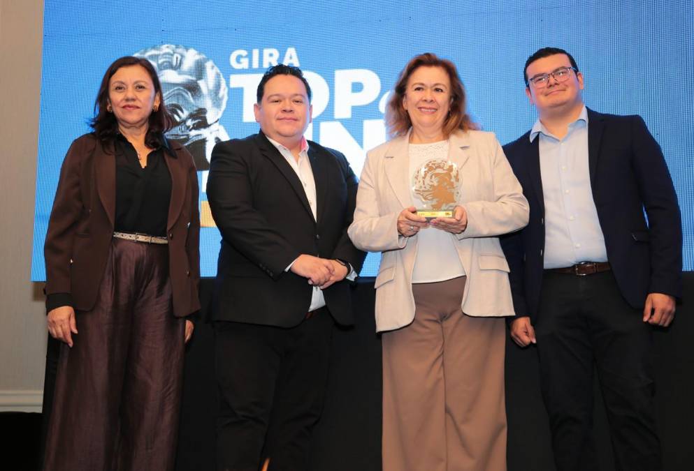 Shell, marca # 1 en la categoría: Gasolineras. Recibe reconocimiento Zonia Rosales, Gerente de Marca Shell y Francisco González, Jefe de Marca Shell