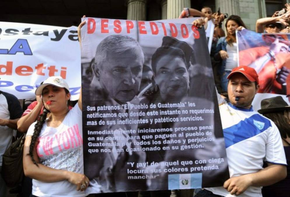 Guatemaltecos piden renuncia de Presidente y Vicepresidenta por corrupción